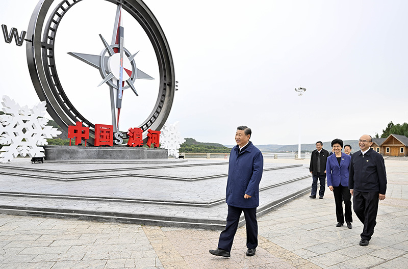9月6日至8日，中共中央总书记、国度主席、中央军委主席习近平在黑龙江调查。这是6日下午，习近平在大兴安岭地域漠河市北极村调查。