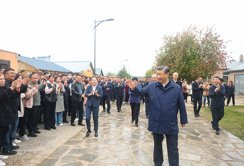 9月6日至8日，中共中央总书记、国度主席、中央军委主席习近平在黑龙江调查。这是6日下午，习近平在大兴安岭地域漠河市北极村调查时，向本地人民挥手致意。