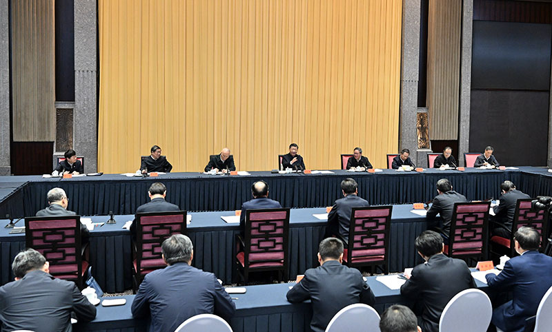 11月30日上午，中共中央总书记、国度主席、中央军委主席习近平在上海主持召开深刻推动长三角一体化发展座谈会并颁发沉要讲话。